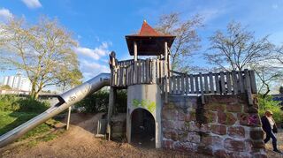 Der beliebte Drachenspielplatz, der auch die kleineren Kinder anzieht.