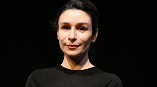 Die Regisseurin Mina Salehpour steht bei der Pressekonferenz zu dem neuen Stück der Nibelungen-Festspiele mit dem Titel „See aus Asche“ auf der Bühne.