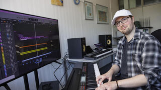 Dozent Timo Jäger bearbeitet Musik am Computer.