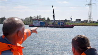 André Nieder (l.) zeigt auf das Schiff Perun. Von hier aus steigen die Kampfmitteltaucher ins Wasser des Neckars. Im Hintergrund liegt Neckarhausen.