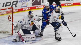 Mannheims Kristian Reichel (Nr.11) gegen Muenchens Dominik Bittner (Nr.3) und Muenchens Evan Fitzpatrick (Nr.31) beim Spiel.