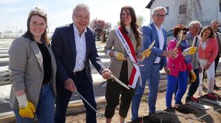 Auf dem Acker beim Spargelstechen (von l.): Gebietsweinkönigin Katja I., Bürgermeister Gottfried Störmer, Spargelkönigin Julia II., Landrat Christian Engelhardt, Bürgermeisterin Bärbel Schader.