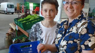 Landwirtin Goshia Schmidt und Sohn Julian präsentieren die Sorte eins.