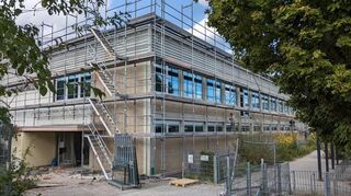 Die Ilvesheimer Mehrzweckhalle, hier auf einem Bild aus dem Jahr 2023, wurde saniert. Davon profitieren auch Kinder.