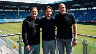 Gerhard Zuber (Mitte) wird neuer Geschäftsführer Sport beim SV Waldhof, Mathias Schober (r.) neuer Direktor Sport. Links im Bild Aufsichtsratschef Christian Beetz.