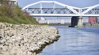 Der Rhein hat sich bei Ludwigshafen und Mannheim weit in sein Bett zurückgezogen.