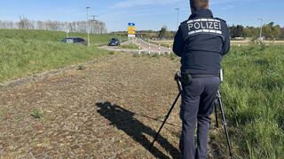 Ein Polizist misst die Geschwindigkeit von einem Kreisel bei St. Leon Rot aus mit einem Handlasergerät.