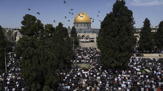 Palästinenser verrichten das Freitagsgebet auf dem Gelände der Al-Aqsa-Moschee in der Altstadt von Jerusalem während des heiligen muslimischen Fastenmonats Ramadan.