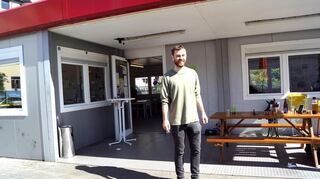 Leiter Martin Hoffmann steht vor dem Café Anker, das alkoholakzeptierende Aufenthalstangebot für Drogenabhängige im Jungbusch.