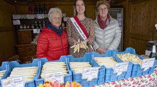 Spargelkönigin Julia II. (Mitte) mit den beiden Verkäuferinnen Liesel (l.) und Ulla im Lampertheimer Spargelhäuschen am kleinen Schillerplatz.