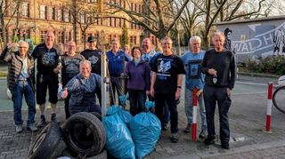 Gruppenbild nach vollbrachtem Clean Up: Die BI mit ihrem Sprecher Jürgen Kurtz (vorne kniend) freut sich über die Gemeinschaftsleistung.
