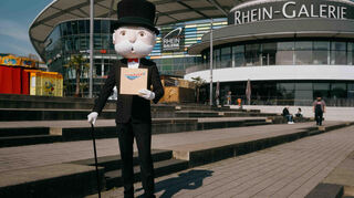 Mr. Monopoly, das Maskottchen des Spiels, vor der Ludwigshafener Rheingalerie.