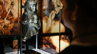 Eine Mitarbeiterin des Speyerer Museums steht vor einer Statue Kleopatras VII. (51-30 v. Chr.). Am Sonntag wird die Ausstellung Caesar und Kleopatra offiziell eröffnet.