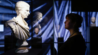 Die Liaison von Caesar und Kleopatra beflügelte schon immer die Fantasie. Das Historische Museum lotet die Beziehung aus.