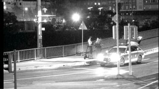 Polizeigewalt auf der Mannheimer Kurpfalzbrücke? Die Kontrolle beginnt harmlos, wie Bilder der Überwachungskamera zeigen.