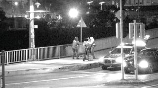 Szene drei: Wenige Augenblicke nach der Eskalation hat der Polizist Eric Omoregie fest im Griff.