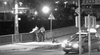 Im Verlauf der Handgreiflichkeiten drückt der Polizist den Mann gegen das Geländer der Brücke – dahinter geht es metertief runter.