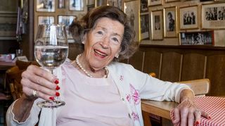 Inge Fleischmann, hier eine Aufnahme aus dem Jahr 2022, denkt ans Aufhören. Das Laufen falle ihr immer schwerer, sagt die 88-Jährige, die im Dezember Geburtstag hat.
