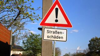 Das Hinweisschild weist auf die Straßenschäden an der B44 hin.