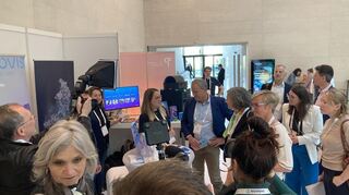 Beim Messerundgang: OB Eckart Würzner (M.) am Stand eines Start-ups. Links davon erklärt BIMOVIS-Projektmanagerin Dr. Aleksandra Bebel Anwendungsbeispiele aus der Strukturbiologie.