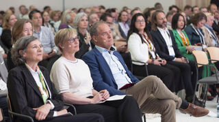 Engagiertes Dreigestirn bei den Deutschen Biotechnologietagen 2025 in Heidelberg: OB Eckart Würzner (v.r.n.l.), bioRN-Geschäftsführerin Dr. Julia Schaft und Dr. Viola Bronsema, Geschäftsführerin von BIO Deutschland, verfolgen aufmerksam eines der über 30 Veranstaltungsformate.