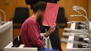 Sulaiman A. muss sich derzeit vor dem Oberlandesgericht Stuttgart verantworten. Nach dem Attentat auf dem Mannheimer Marktplatz wird ihm Morde, fünffacher versuchter Mord und gefährliche Körperverletzung vorgeworfen. Ein Urteil wird im Herbst 2025 erwartet.