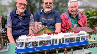 Eisenbahn-Romantik in Ladenburg: Der sogenannte Gläserne Zug als Gartenbahn im Maßstab 1:22,5 gehört zur Ausstellung von Gerold Körner (v.l.), Thomas Roß und Alexander Spangenberg.