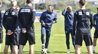 In der Bildmitte Waldhofs Trainer Dominik Glawogger bei der Mannschaft beim Training des SV Waldhof Mannheim.