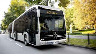 Ein batterie-elektrisch angetriebener Stadtbus eCitaro unterwegs auf der Straße. Wer solch ein Modell sieht, kann sich sicher sein: Der Bus ist „Made in Mannheim“.