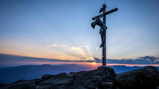 Alle Passionen handeln vom Weg ans Kreuz (hier eine Darstellung auf dem Gipfel der Raschoetzer Alm oberhalb St. Ulrich in Suedtirol des Groedener Bildhauers Josef Bernardi aus St. Ulrich (Südtirol).