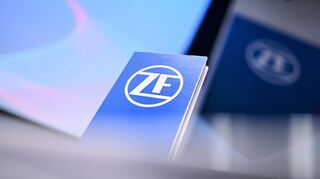 Das Logo von ZF. Der Autozulieferer hatte im Jahr 2020 den amerikanischen Bremsenhersteller Wabco übernommen.