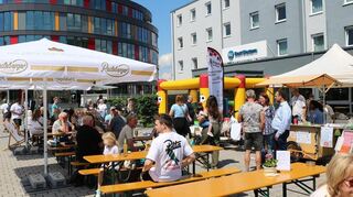Zur Feier des Finales des Stadtradelns 2024 treffen sich alle auf dem Vorplatz des Best Western Pear Hotels in Viernheim.