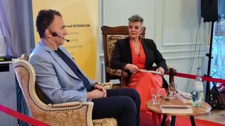 Fatih Çevikkollu spricht in der Mannheimer Maruba über sein Buch „Kartonwand“. Azize Ekinci moderiert die Lesung.