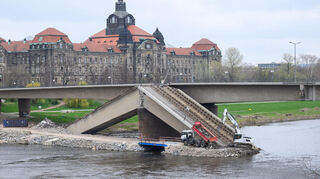 Am Morgen des 11. September 2024 ist die Carola-Brücke in Dresden eingestürzt. Wie durch ein Wunder wurde dabei niemand verletzt, weil zu diesem Zeitpunkt kein Verkehr auf der ansonsten viel befahrenen Brücke war.