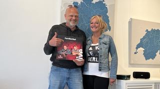 Rainer und Kirsten Schacht mit dem neuen Album des Duos Die Feisten.Bild: Jörg-Peter Klotz