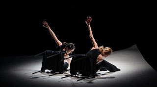 Die tanzenden Arme von Alba Nadal (l.) und Veronika Kornová-Cardizzaro in „The Goings-on“ von Kevin O’Day.