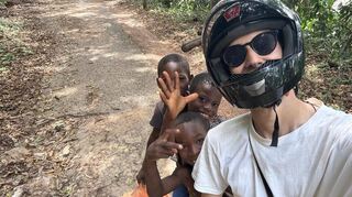 Als „Buschtaxi" hat Max in Afrika auch ein paar Kinder chauffiert.