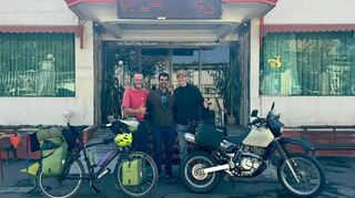 Max an seinem ersten Tag im Iran mit Erfan (Mitte) und Philippe (links), einem französischen Reisenden.