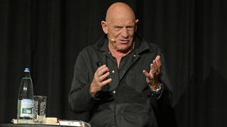 Joe Bausch bei seinem Auftritt in der Bibliser Filminsel. Er präsentierte sich als ehrlicher, gewitzer, offener und guter Geschichtenerzähler.