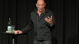 Joe Bausch hatte zwar seine vier Bücher dabei, zog es aber vor, Geschichten daraus frei zu erzählen.