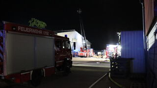 Bei einem Brand in einem Wohncontainer werden zwei Bewohner verletzt.