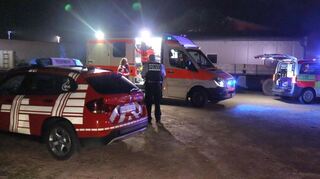 Einsatzkräfte bei einem Brand auf dem Hegehof bei Ladenburg.