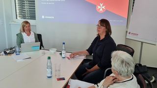 Andrea Winkler und Annette Kempf (v.l.) beim ersten Infoabend für pflegende Angehörige.