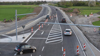 Blick von der neuen Feldwegbrücke bei Neckarhausen auf die L 597 in Richtung Süden. Links der Straße ist der künftige Wirtschaftsweg und Radschnellweg zu erkennen, rechts die abgesperrte ehemalige Kreisstraße Richtung Seckenheim. Seit dem 11. April 2025 ist dieser Teilabschnitt für den Verkehr freigegeben.