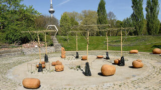 Klassenzimmer im Grünen: die neu gestaltete Erlebnismulde im Luisenpark mit Holzskulpturen und Platanen, die ein Blätterdach ergeben sollen.