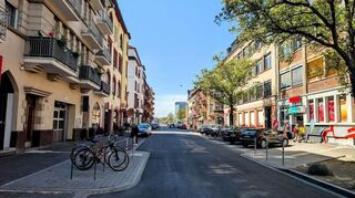 Die Lange Rötterstraße in Mannheim wurde zu einem verkehrsberuhigten Geschäftsbereich umgebaut. Die Maßnahme soll das Stadtteilzentrum in der Neckarstadt-Ost aufwerten und die Aufenthaltsqualität erhöhen.