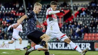 Eine Szene aus dem Hinspiel, das der VfB Stuttgart II gegen den SV Waldhof mit 2:1 gewann: Der Mannheimer Janne Sietan (l.) behauptet den Ball.