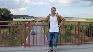 Andreas Maier steht in der Wetterau auf einer Brücke. Mit „Der Teufel“ hat er seine Wetterau-Saga fortgesetzt.