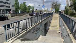 Diese Unterführung am Theresienkrankenhaus würden die Mannheimer Grünen gerne zuschütten lassen. Dann wäre mehr Platz für eine Neugestaltung des engen Radweges daneben.