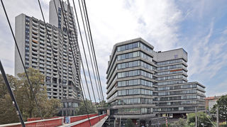 Ein visionäres Bauprojekt feiert Jubiläum: das Collini Center. Links der Wohn-, rechts der Büroturm.